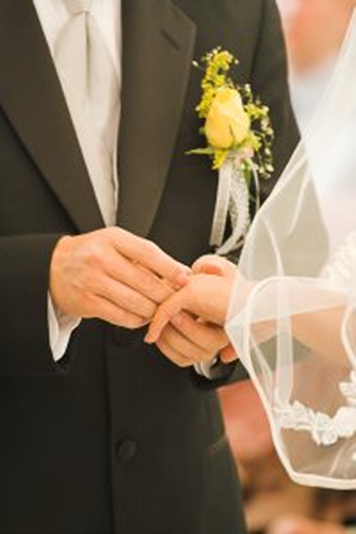 Man der sætter ring på kvindes finger